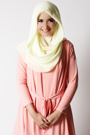 Padu Padan Hijab Warna Peach